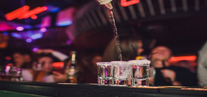 VEĽKÝ SMÄD UHASÍ VODA, VEĽKÚ PÁRTY ROZPÁLI VODKA